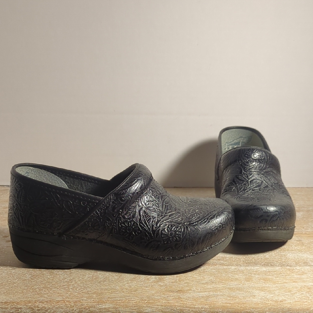 Dansko Black Embossed Floral Leather Clogs Eur 37